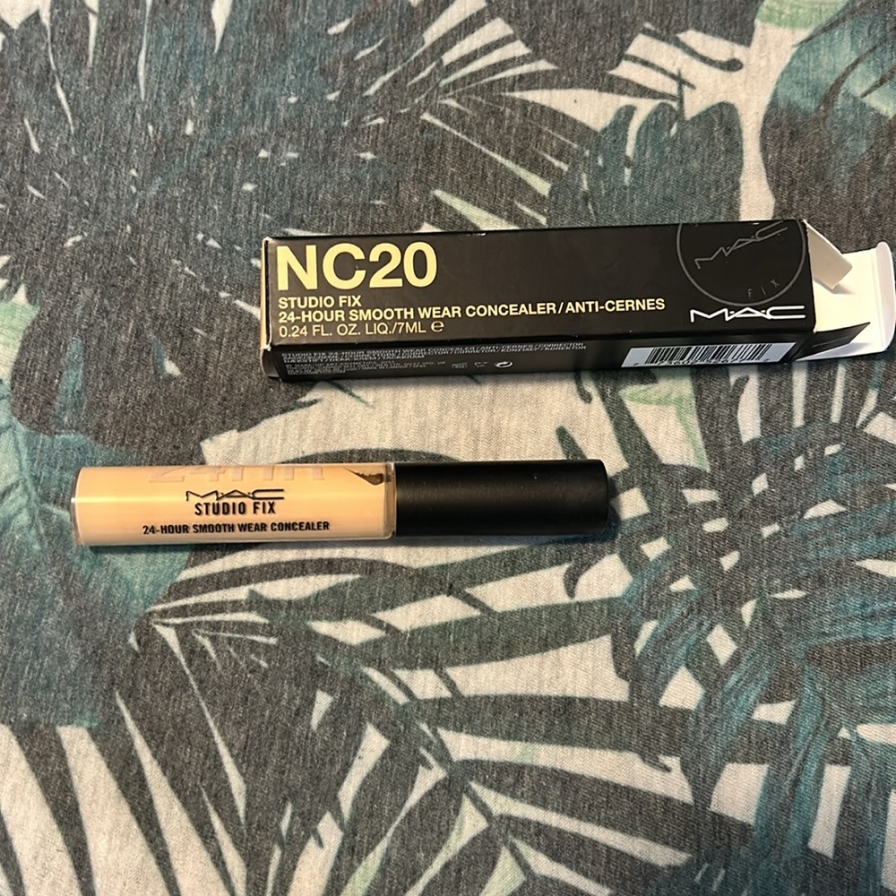 NWT MAC STUDIO FIX 24-HOUR SMOOTH WEAR CONCEALER NC 20